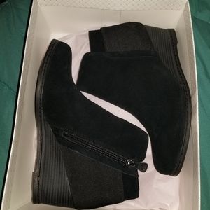 Black wedged boots